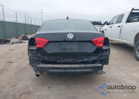 2014 Volkswagen Passat 2.5L Wolfsburg Edition z USA, uszkodzony, nr VIN 1VWAH7A33EC020325